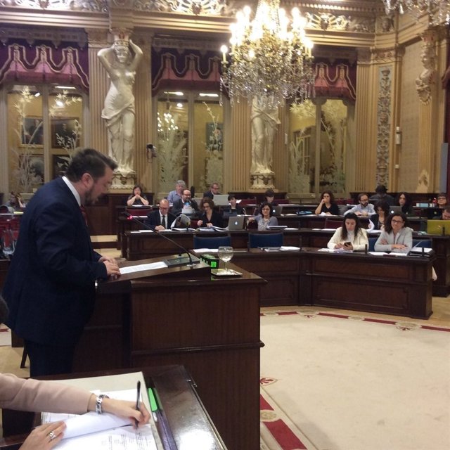 Antoni Camps defiende las enmiendas a Hacienda en el pleno