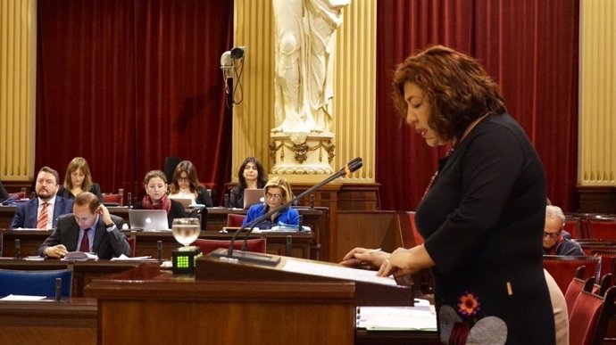 La diputada del PI, Maria Antònia Sureda, en el pleno de Presupuestos