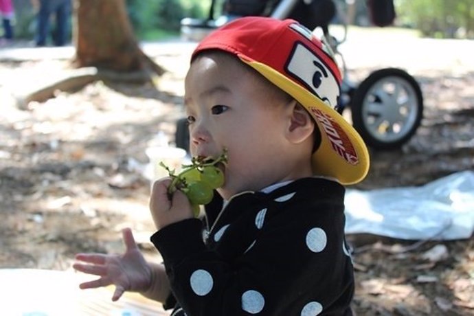Niño comiendo uvas