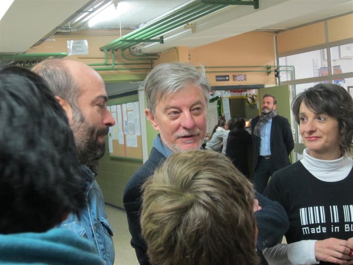 El alcalde de Zaragoza, Pedro Santisteve en el IES Blecua