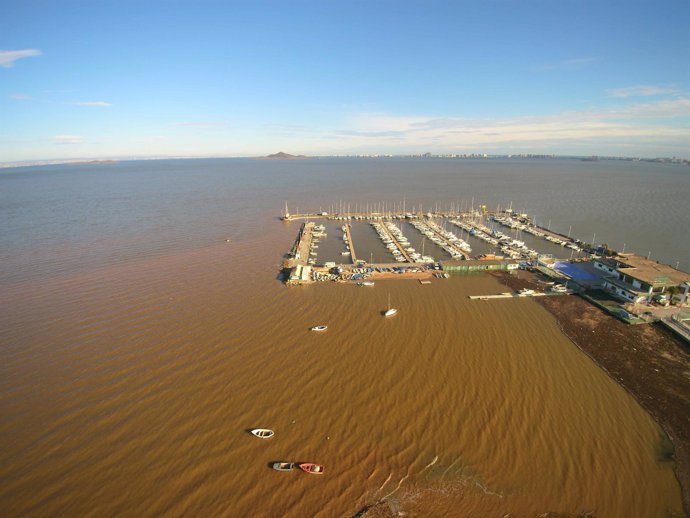 Acumulación de sedimentos y materiales sólidos al Oeste del puerto de Los Nietos