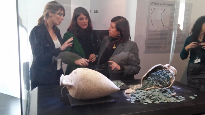 El Museo Arqueológico expone las monedas romanas halladas en Tomares