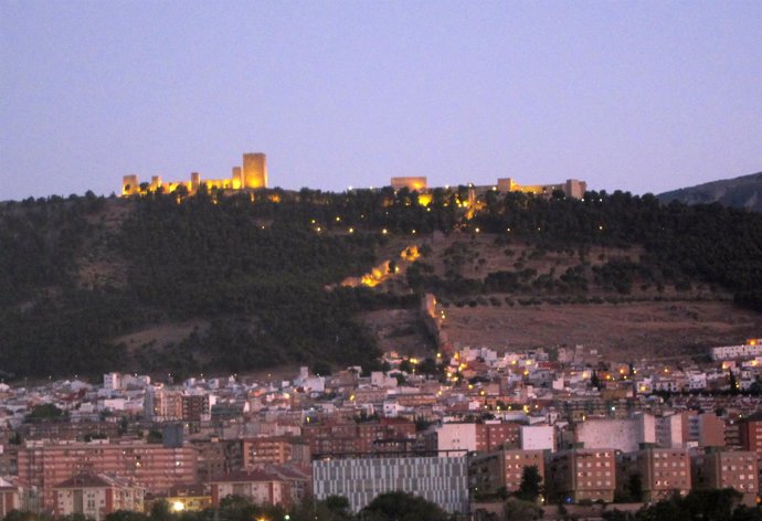 Vista de Jaén con el Castillo de Santa Catalina al fondo.
