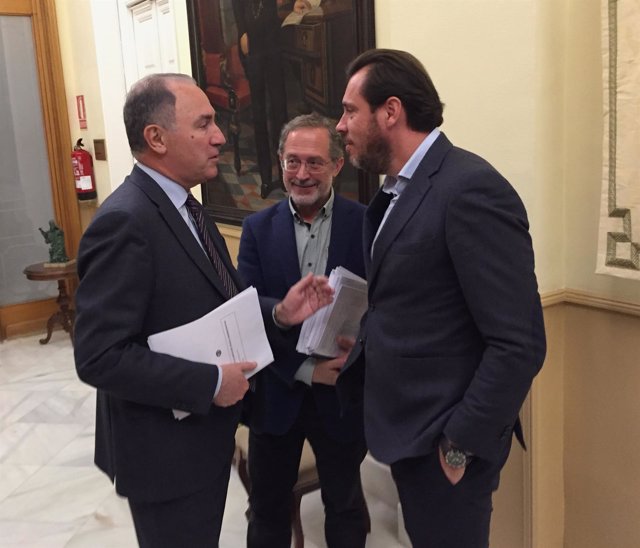 El alcalde de Valladolid charla con los concejales Manuel Saravia y Antonio Gato