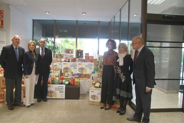 Acto de entrega de los alimentos por la Delegación del Gobierno.