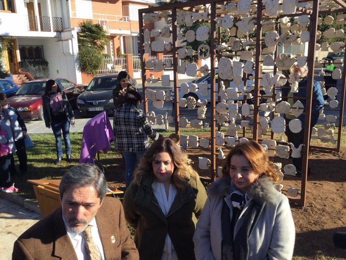 Ángeles Sepúlveda y Beatriz Martín junto a la escultura