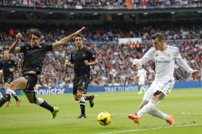 Bale dispara ante Carlos Martínez y Bergara