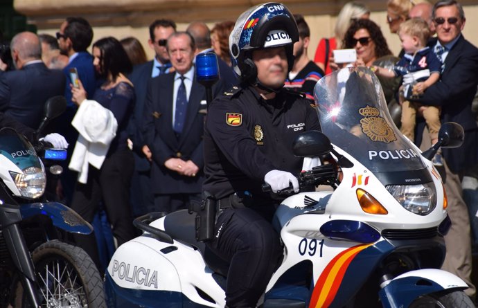 Un agente motorizado de la Policía Nacional, en la plaza del Pilar de Zaragoza.