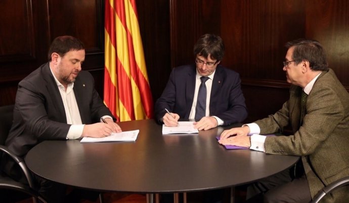 C.Puigdemont y Oriol Junqueras reciben la notificación del TSJ