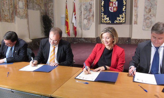 Fernando Rey (segundo por la izquierda) y Alicia García firman el convenio