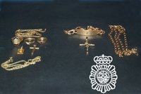 Roba joyas a un hombre al que pidió ayuda para comida y que le invitó a su casa a comer