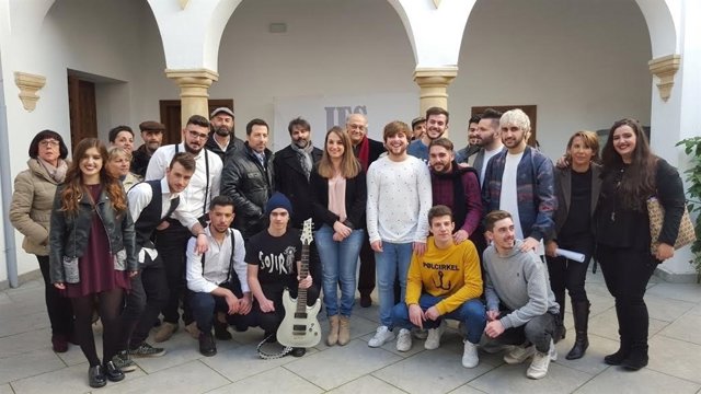 Ruiz (centro), junto a participantes del 'Talent Show'