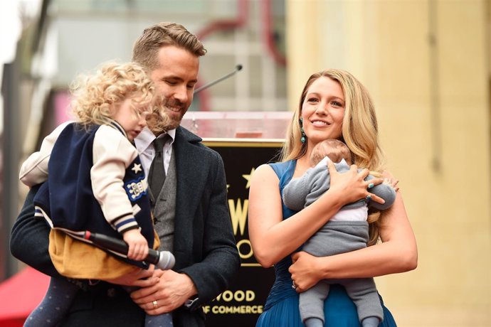 Ryan reynolds y blake lively con sus hijas james e ines