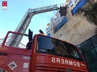 Una decena de personas afectadas por inhalar humo en el incendio de un hotel cerrado de Marina d'Or