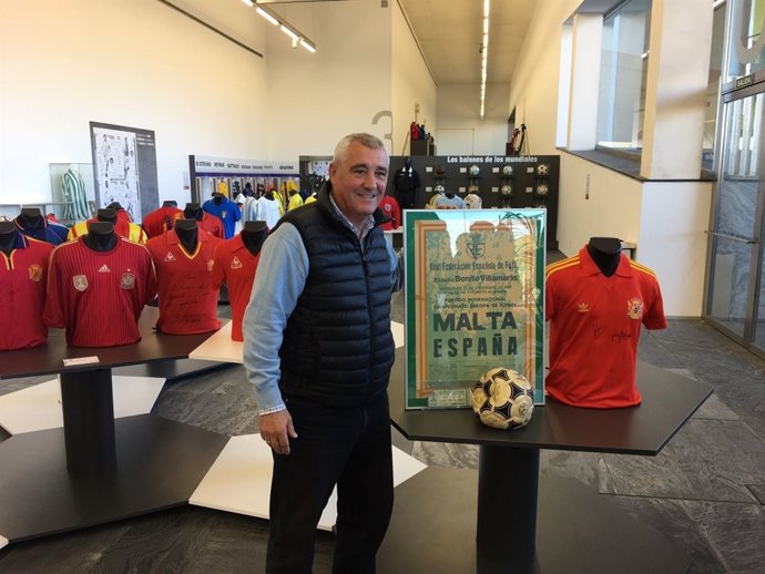 Poli Rincón con el balón del España-Malta en el Museo del Deporte