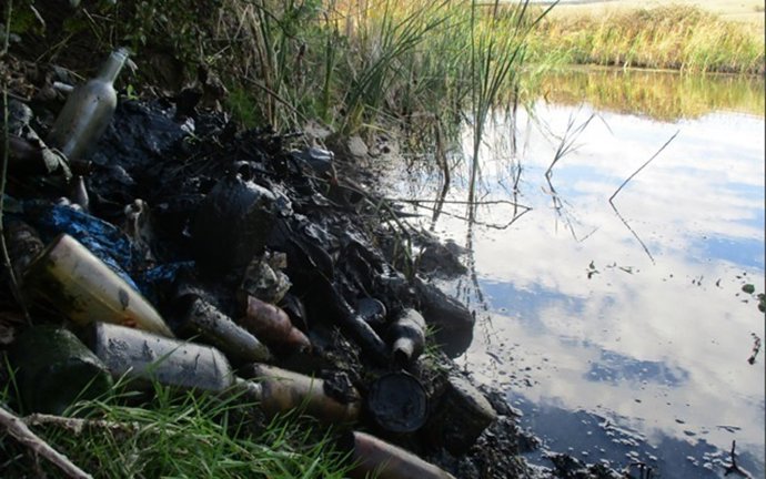Retirada de botellas del pantano del Ebro