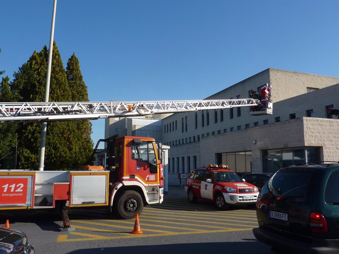 Papa Noel accede junto a los bomberos al hospital