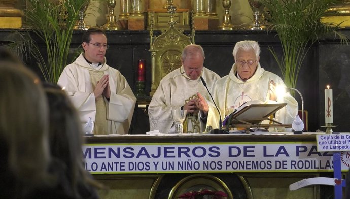 El padre Ángel oficia una misa funeral por monseñor Javier Echevarría