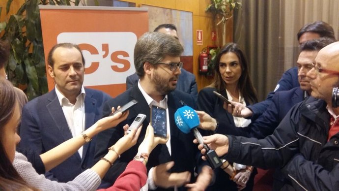 El secretario de organización, Fran Hervías, atendiendo a los medios.