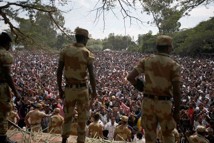 Varios policías observan a un grupo de manifestantes oromo en Bishoftu.