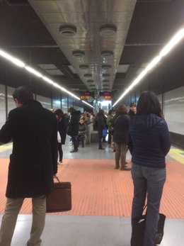 Usuarios de FGV esperando el metro en Torrent Avinguda