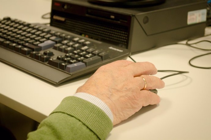 Mano de jubilado, personas mayores, clases de internet, centro de mayores