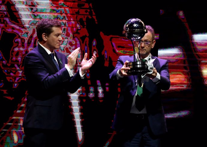 El presidente del Chapecoense recibe el trofeo de Campeón de Copa Sudamericana