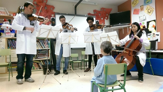 Los miembros de la Orquesta durante su visita a la Arrixaca