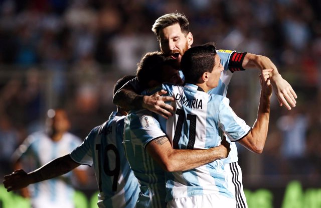 Messi, Di María y Pratto celebran un gol de Argentina ante Colombia