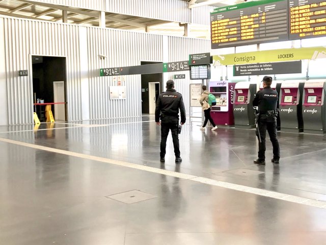 Una patrulla enla Estación Alacant Terminal