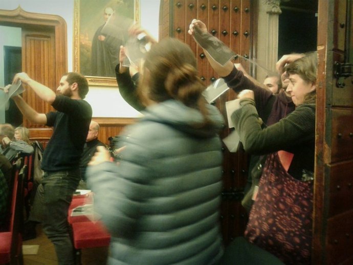 Miembros de la CUP de Terrassa rompiendo fotografías del Rey 