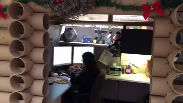 Una mujer convierte su puesto de trabajo en una atracción navideña