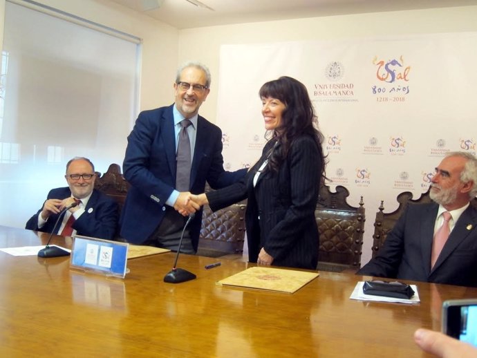 Firma del acuerdo de la USAL y The Legacys