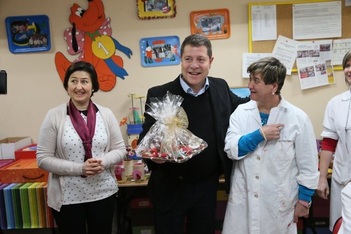 Page en su visita a APANAS