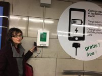 Instalan cargadores rápidos para móviles en cuatro estaciones del Metro de la L2