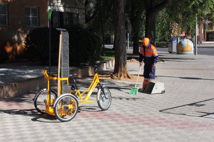 Un trabajador de Lipasam