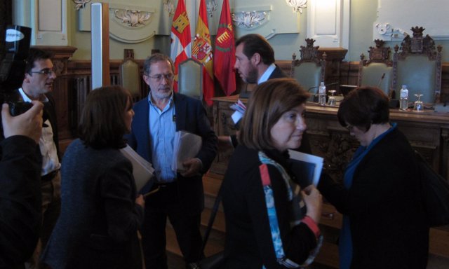 Concejales de PSOE, VTLP y Sí Se Puede conversan tras el Pleno