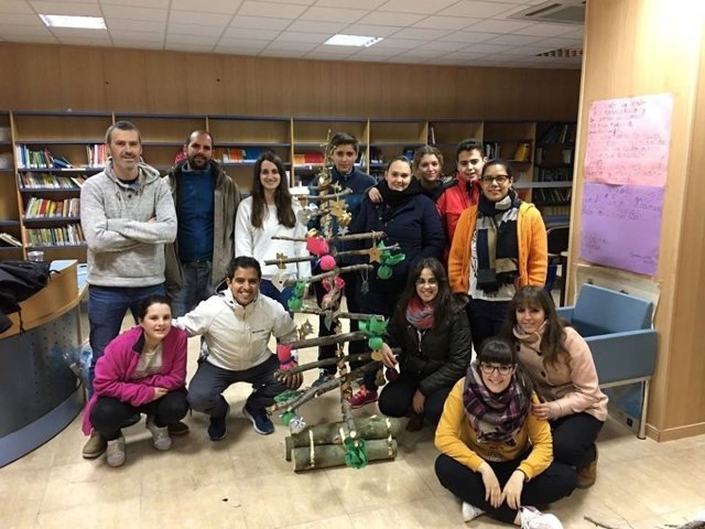 Trece jóvenes han participado en el taller de reciclaje.