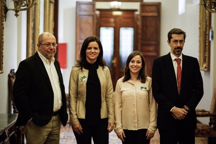 Las concejales de C's en León, junto a diputados del área de Fomento del Congres