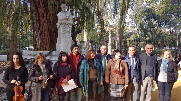 Acto en la glorieta de Bécquer.