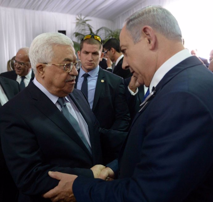 Saludo entre Abbas y Netanyahu en el funeral de Peres