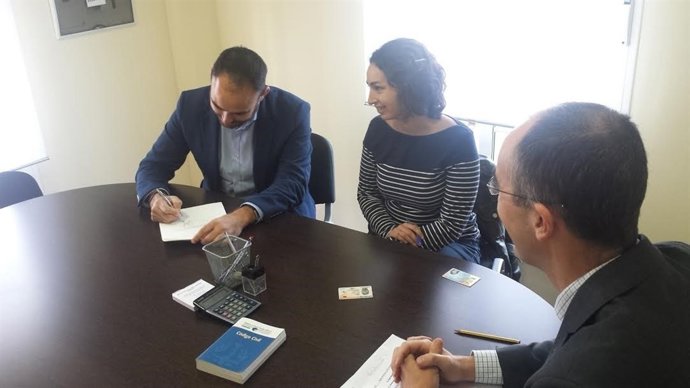 El delegado de Agricultura, Pedro Pascual Hernández, firma con Arroyomolinos.