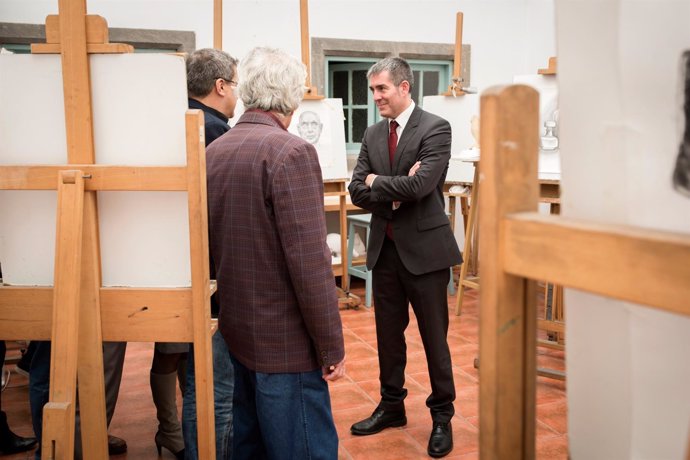 Clavijo durante la visita a la Escuela Luján Pérez