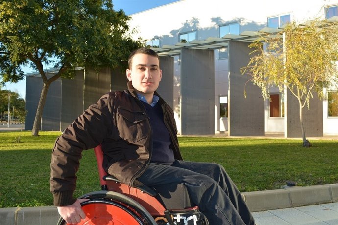 Pablo Belda, junto a la Facultad de Derecho de la UHU