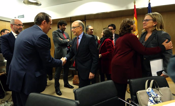 El conselleiro de Facenda saluda al ministro Montoro