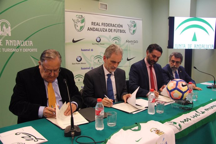 Herrera, Alonso y Fernández, en la firma del acuerdo entre Junta y FAF