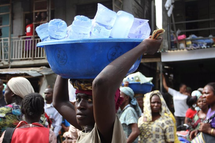 Mujer vende agua potable en las calles de Lagos, Nigeria