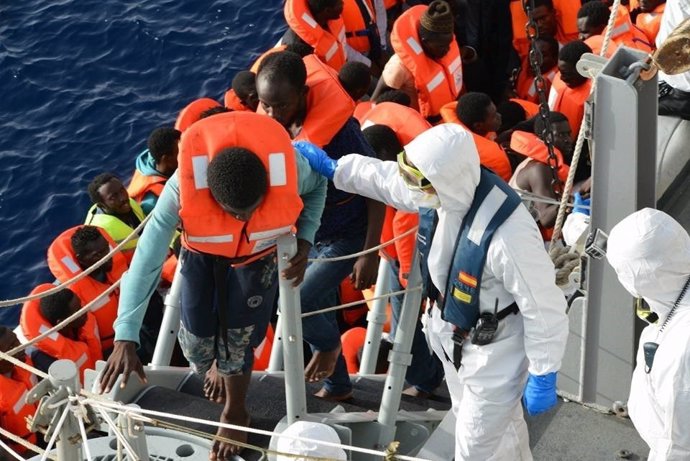 La fragata 'Navarra' en un rescate en aguas de Libia