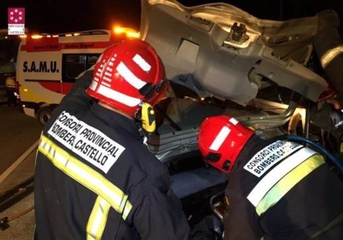 Bomberos trabajan en el accidente de la localidad de Torreblanca (Castellón)