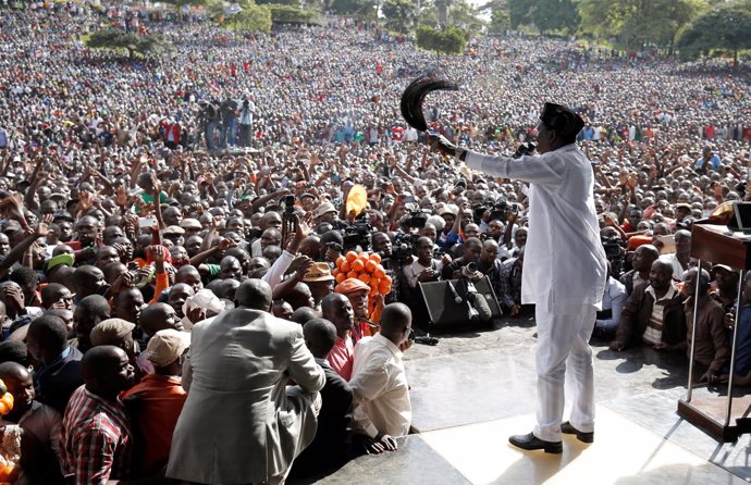 Raila Odinga, habla ante miles de simpatizantes